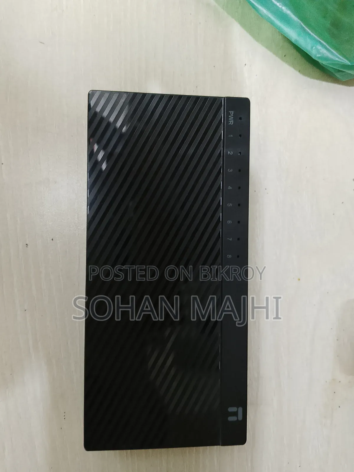Netis 8-Port Network Switch for sale in damaged condition