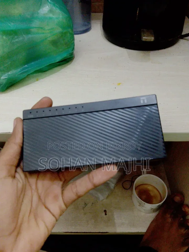 Netis 8-Port Network Switch for sale in damaged condition