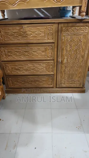 একটি কাঠের ওয়ারড্রব বিক্রি করবো আর্জেন্ট যোগাযোগ করুন