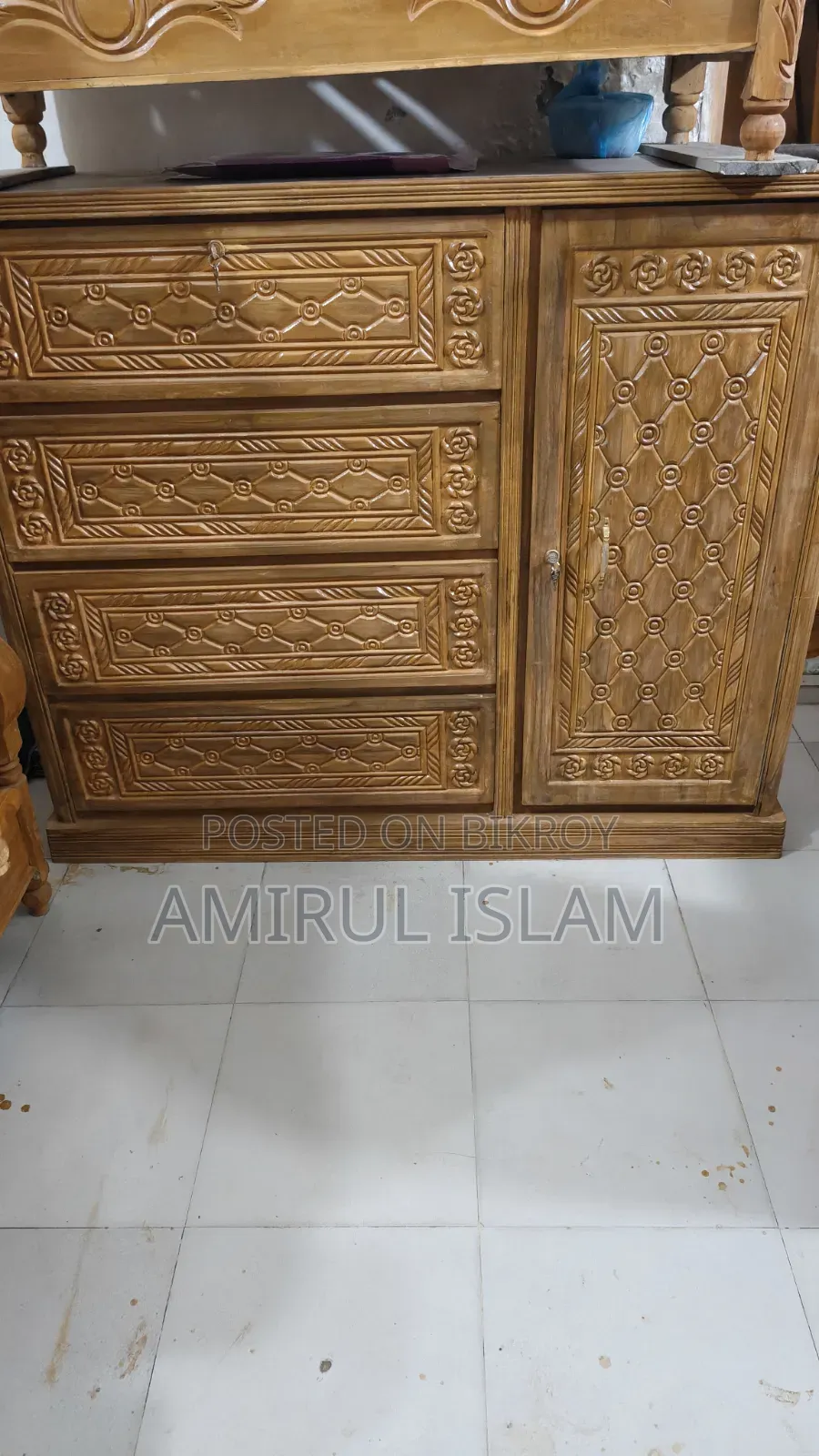 একটি কাঠের ওয়ারড্রব বিক্রি করবো আর্জেন্ট যোগাযোগ করুন