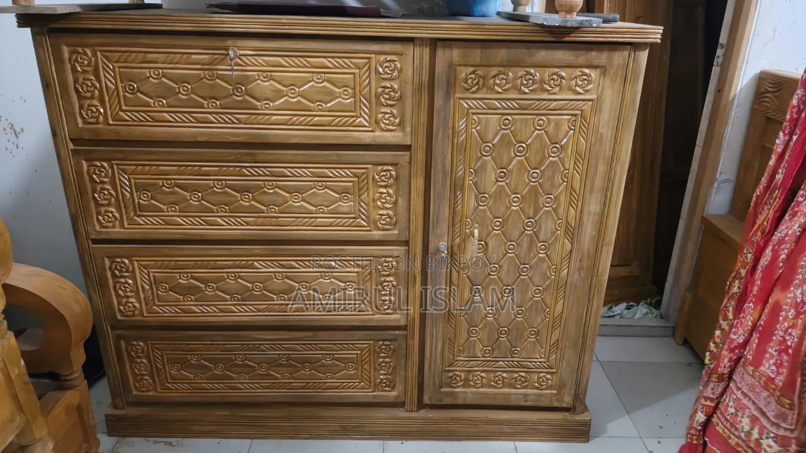 একটি কাঠের ওয়ারড্রব বিক্রি করবো আর্জেন্ট যোগাযোগ করুন