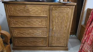 একটি কাঠের ওয়ারড্রব বিক্রি করবো আর্জেন্ট যোগাযোগ করুন