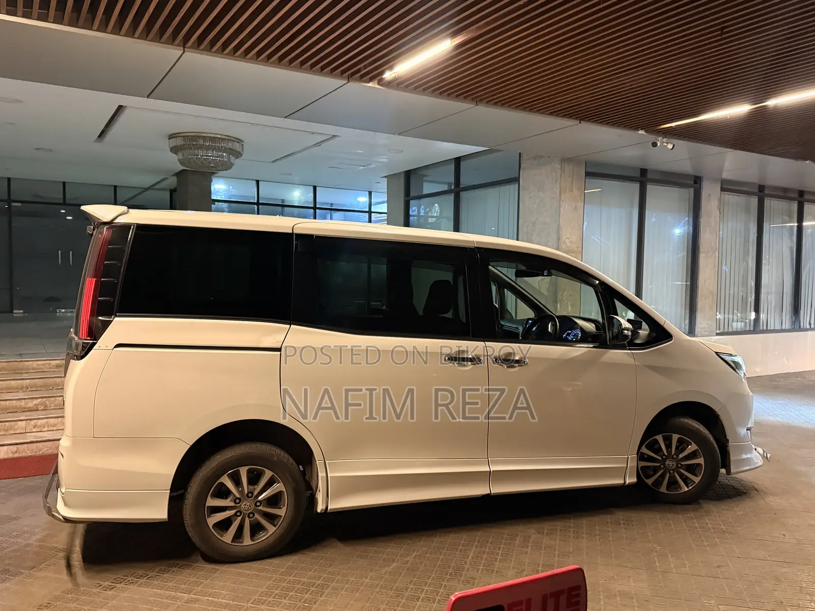 Toyota Esquire 1.8 FWD Hybrid (7 seater) 2021 Pearl