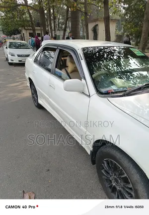 টয়োটা করোল্লা ২০০০ হোয়াইট