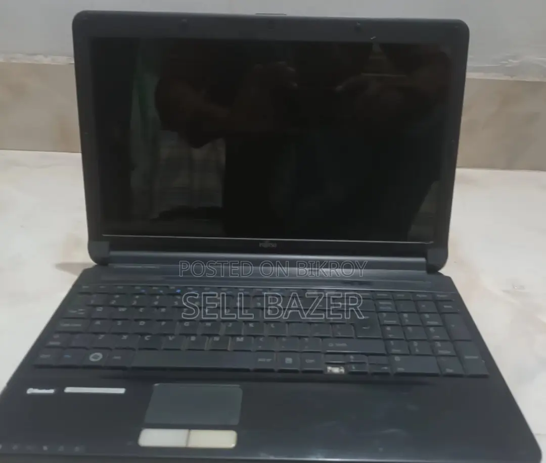 Laptop Fujitsu Lifebook AH530 4GB Intel Core i5 HDD 500GB