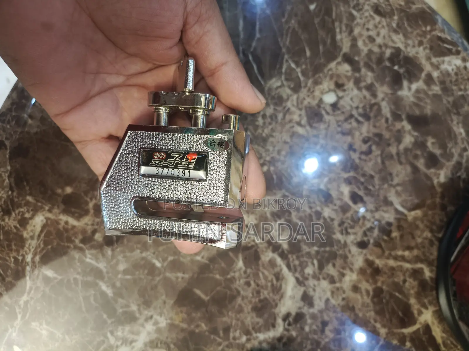 বিক্রি হবে ২টি হেলমেট, ডিস্ক লক এবং রেইনকোট।