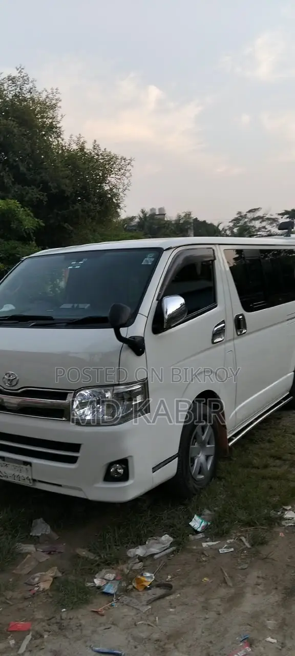 Toyota HiAce 2013 White