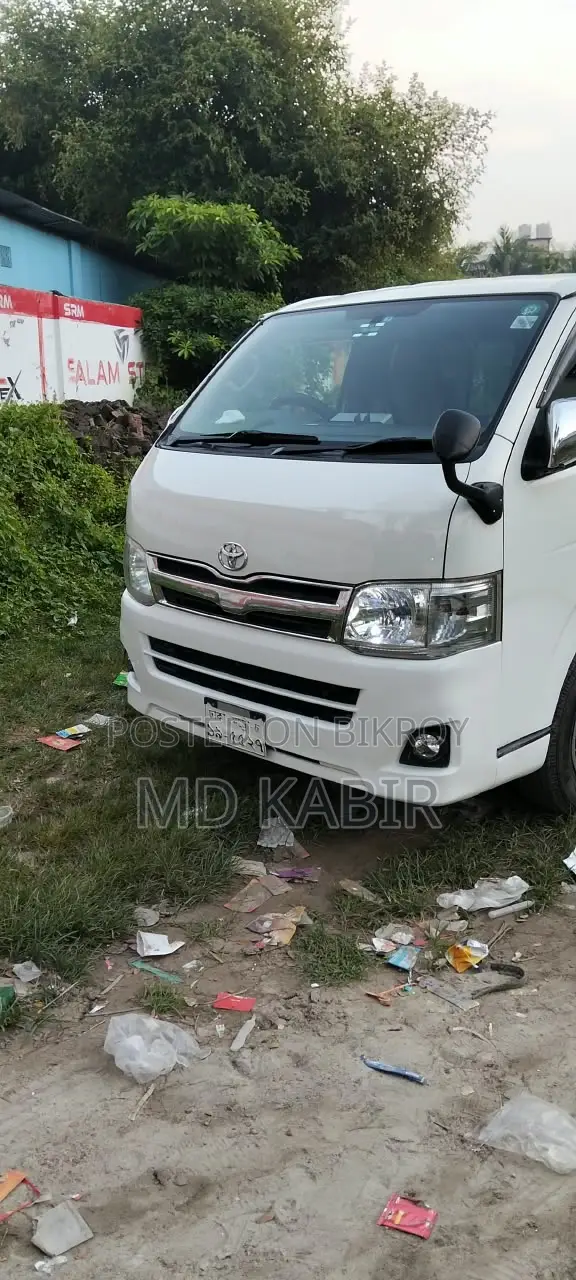Toyota HiAce 2013 White