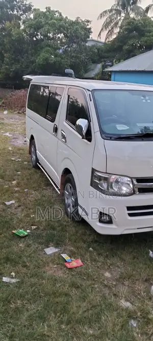 Toyota HiAce 2013 White