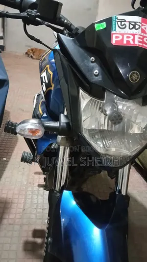 ইয়ামাহা এফজেডএস ভি২ ২০২২ নীল