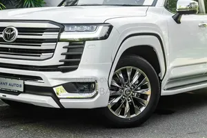New Toyota Land Cruiser LC300 2025 White