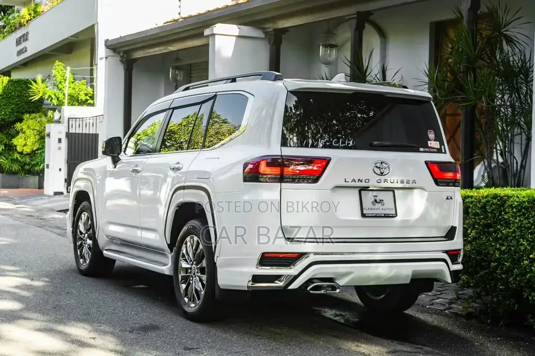 New Toyota Land Cruiser LC300 2025 White