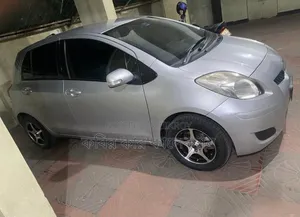 Toyota Vitz 2009 Silver