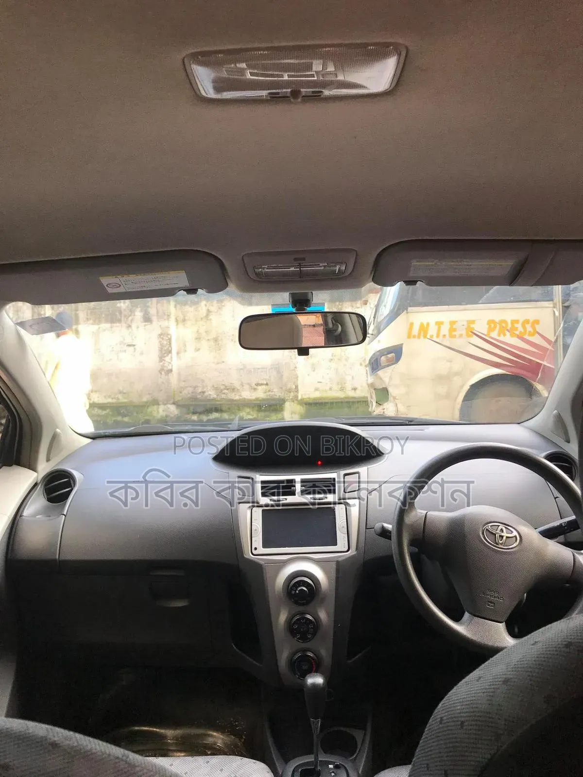 Toyota Vitz 2009 Silver