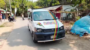 টয়োটা নোয়া ২০০৫ হোয়াইট