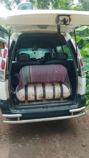 টয়োটা নোয়া ২০০৫ হোয়াইট