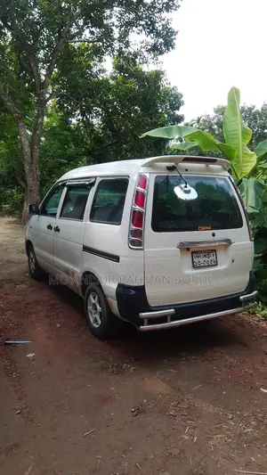 টয়োটা নোয়া ২০০৫ হোয়াইট