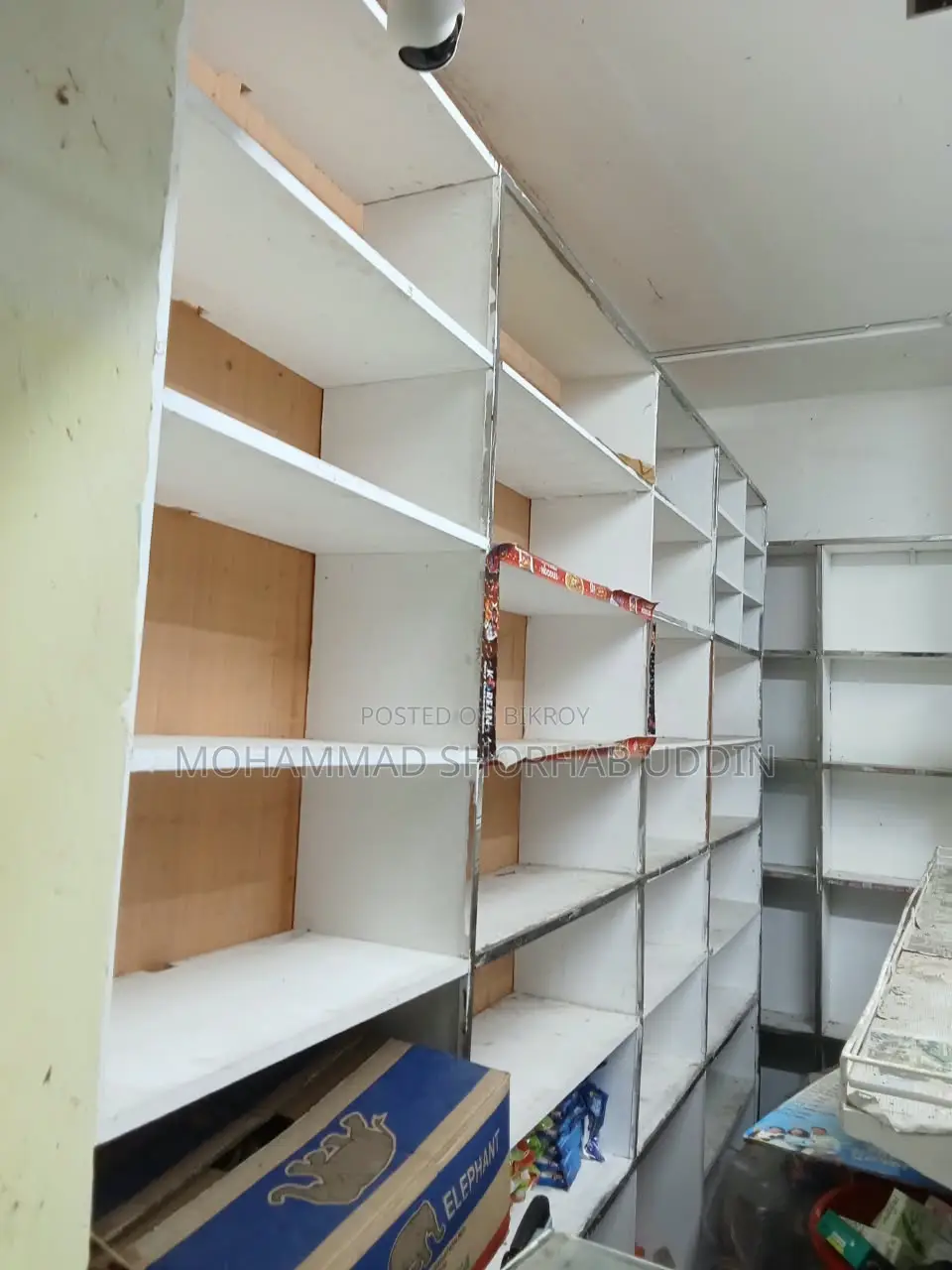 দোকানের ডেকোরেশন এর জন্য কিছু ব্যবহৃত মালামাল বিক্রি হবে