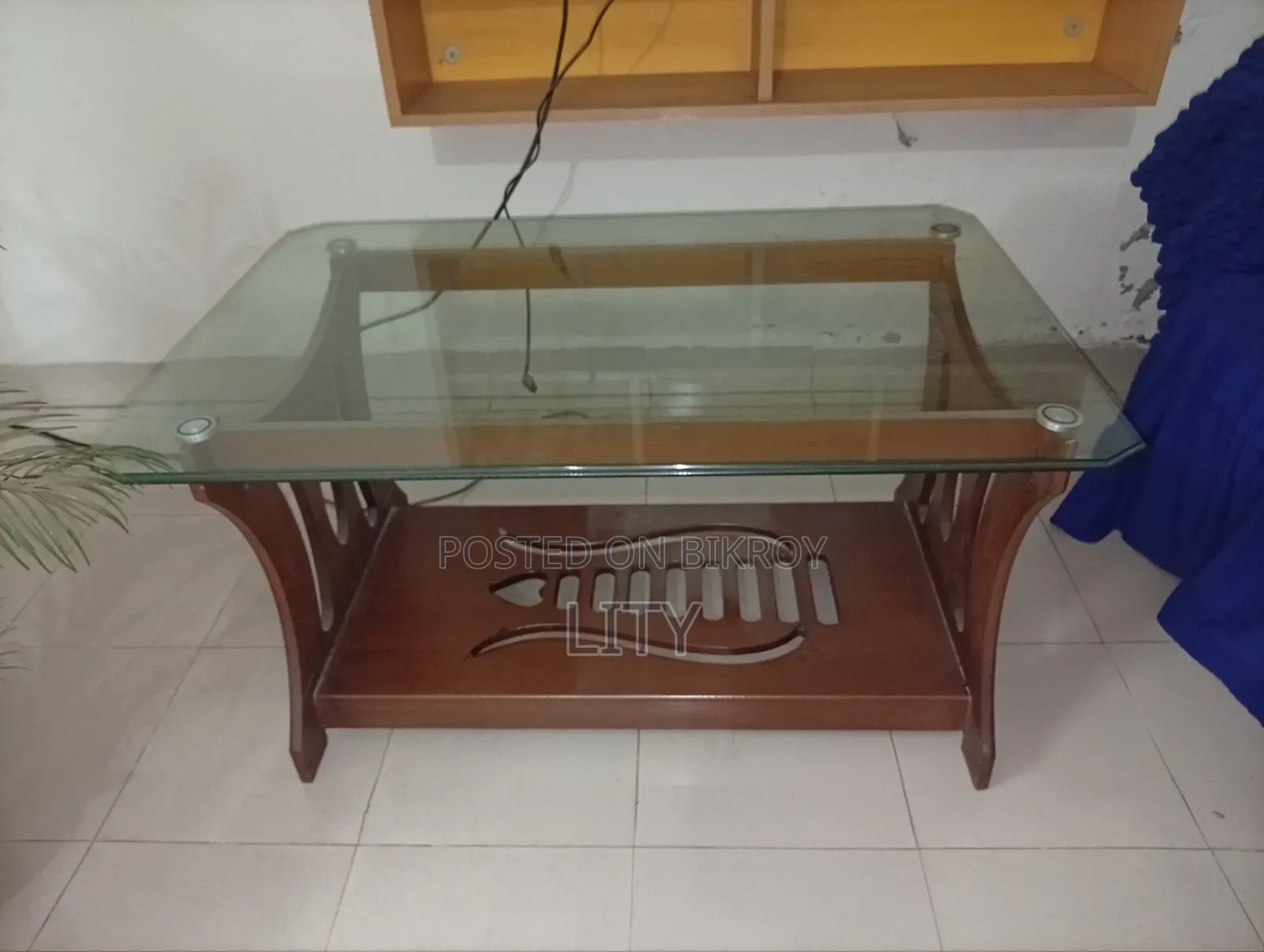 বিক্রি হবে। একটি সেন্টার টেবিল সহ।