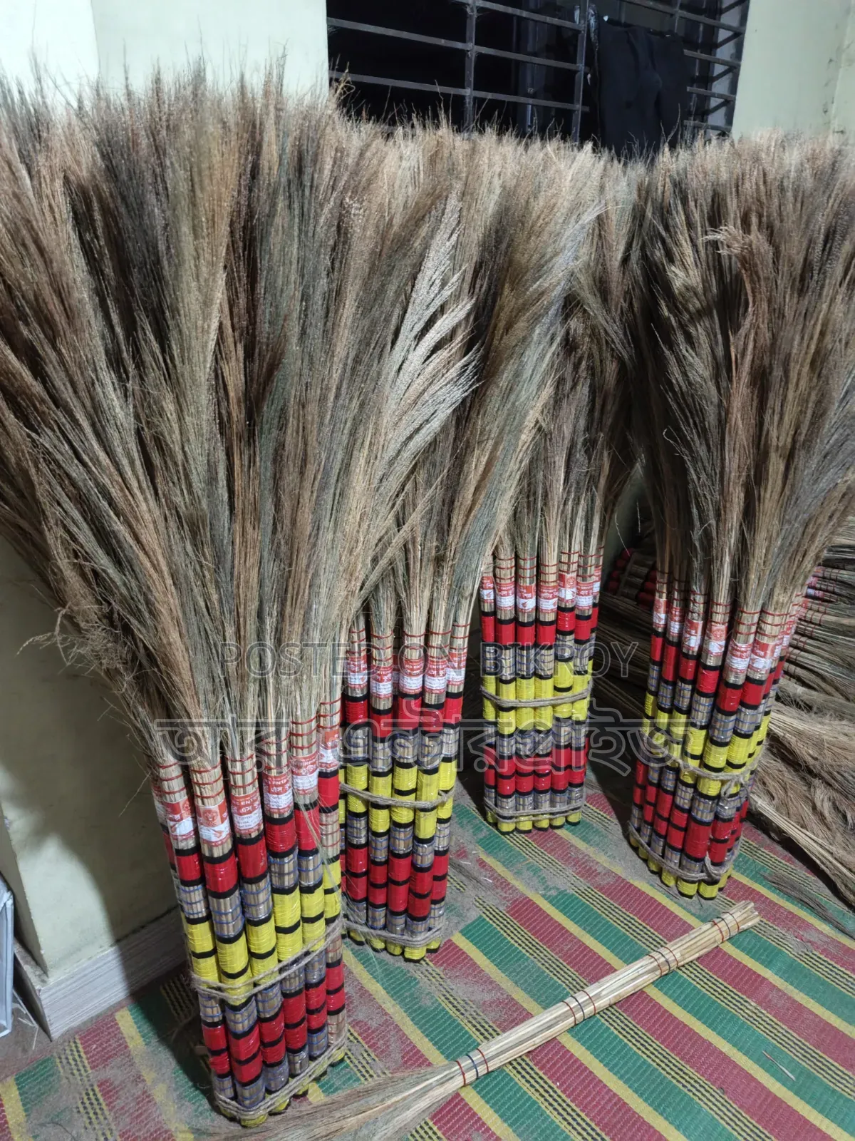 ফুল ঝাড়ু  ও শালার ঝাড়ু।