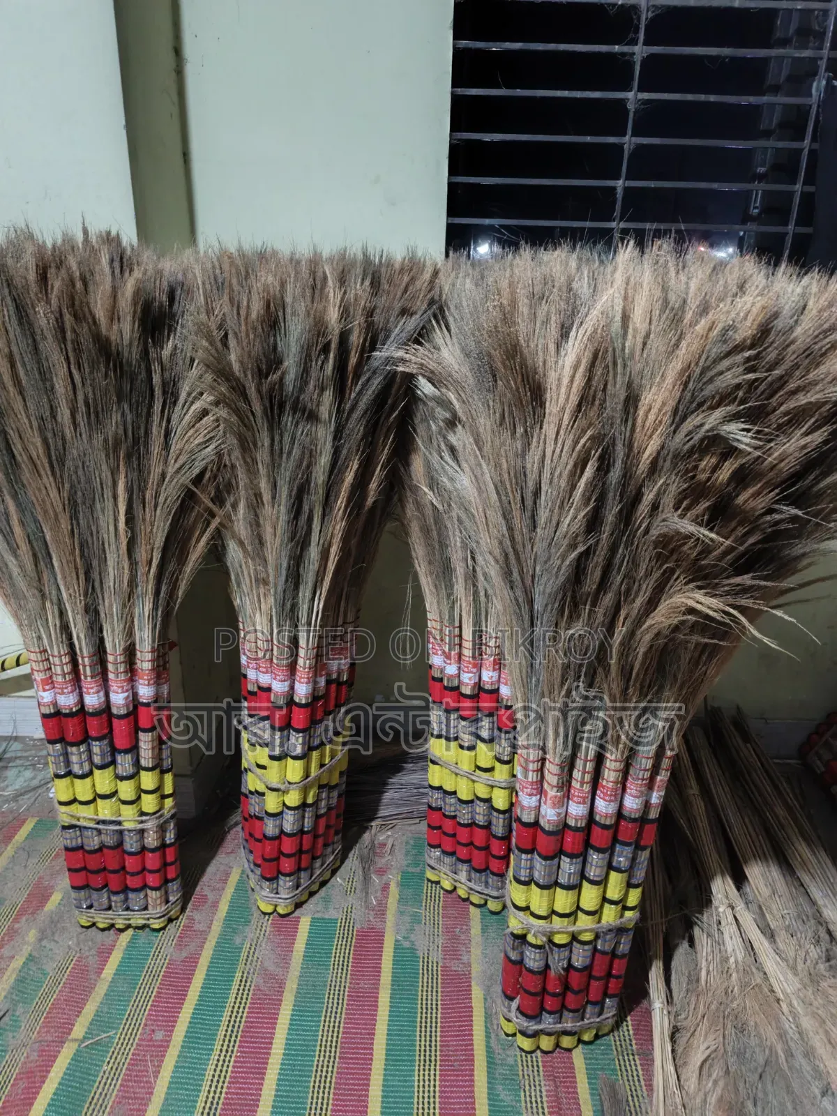 ফুল ঝাড়ু  ও শালার ঝাড়ু।