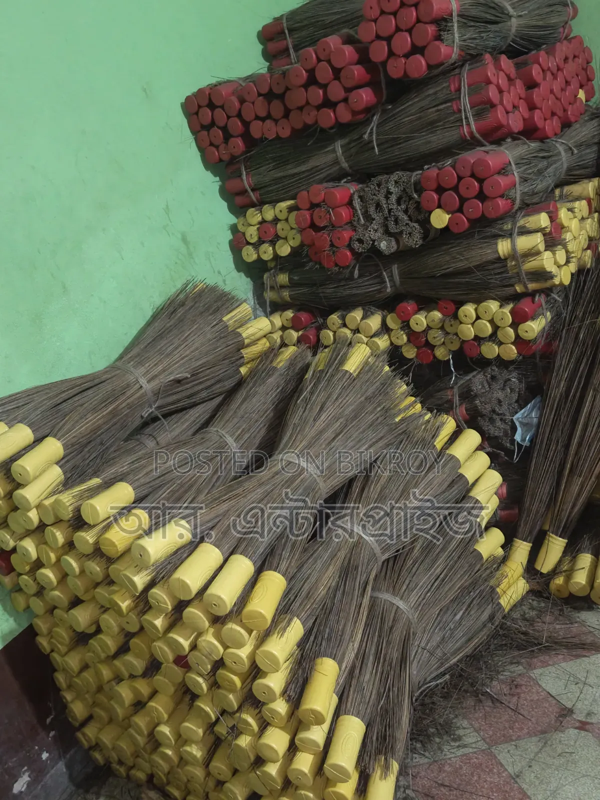 ফুল ঝাড়ু  ও শালার ঝাড়ু।