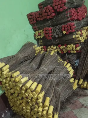 ফুল ঝাড়ু  ও শালার ঝাড়ু।