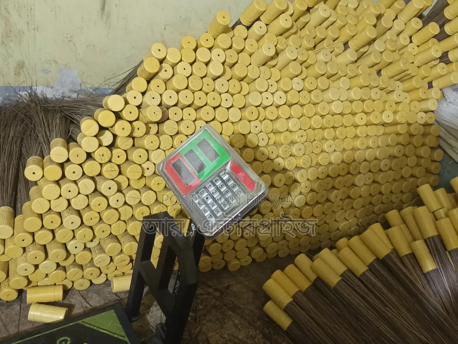 ফুল ঝাড়ু  ও শালার ঝাড়ু।