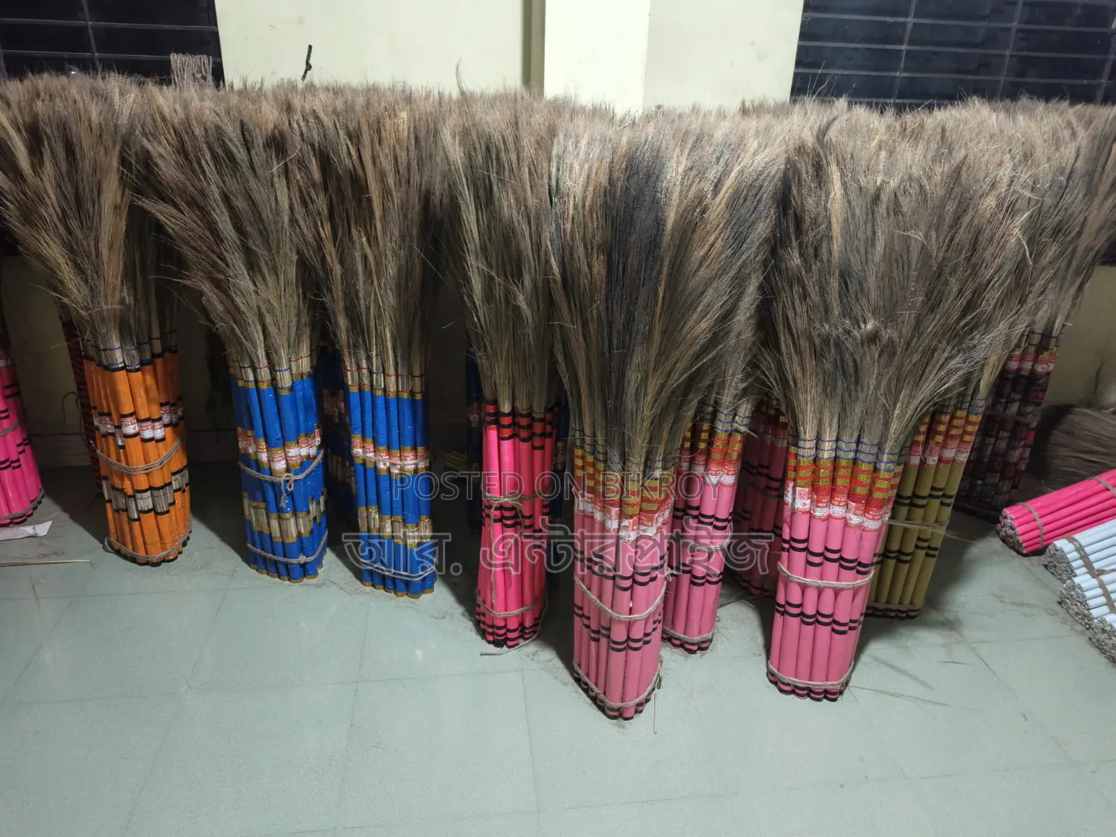 ফুল ঝাড়ু  ও শালার ঝাড়ু।