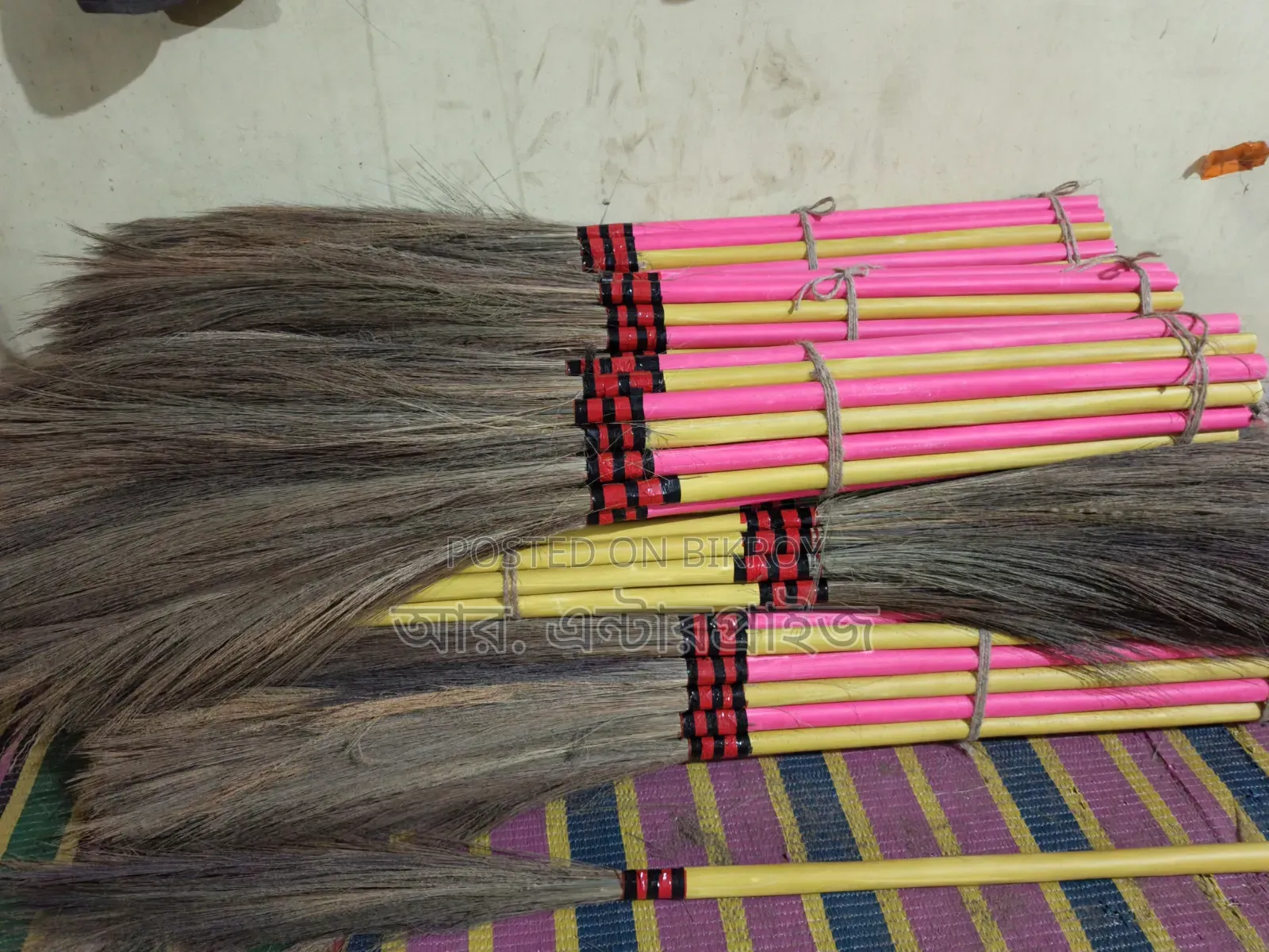 ফুল ঝাড়ু  ও শালার ঝাড়ু।