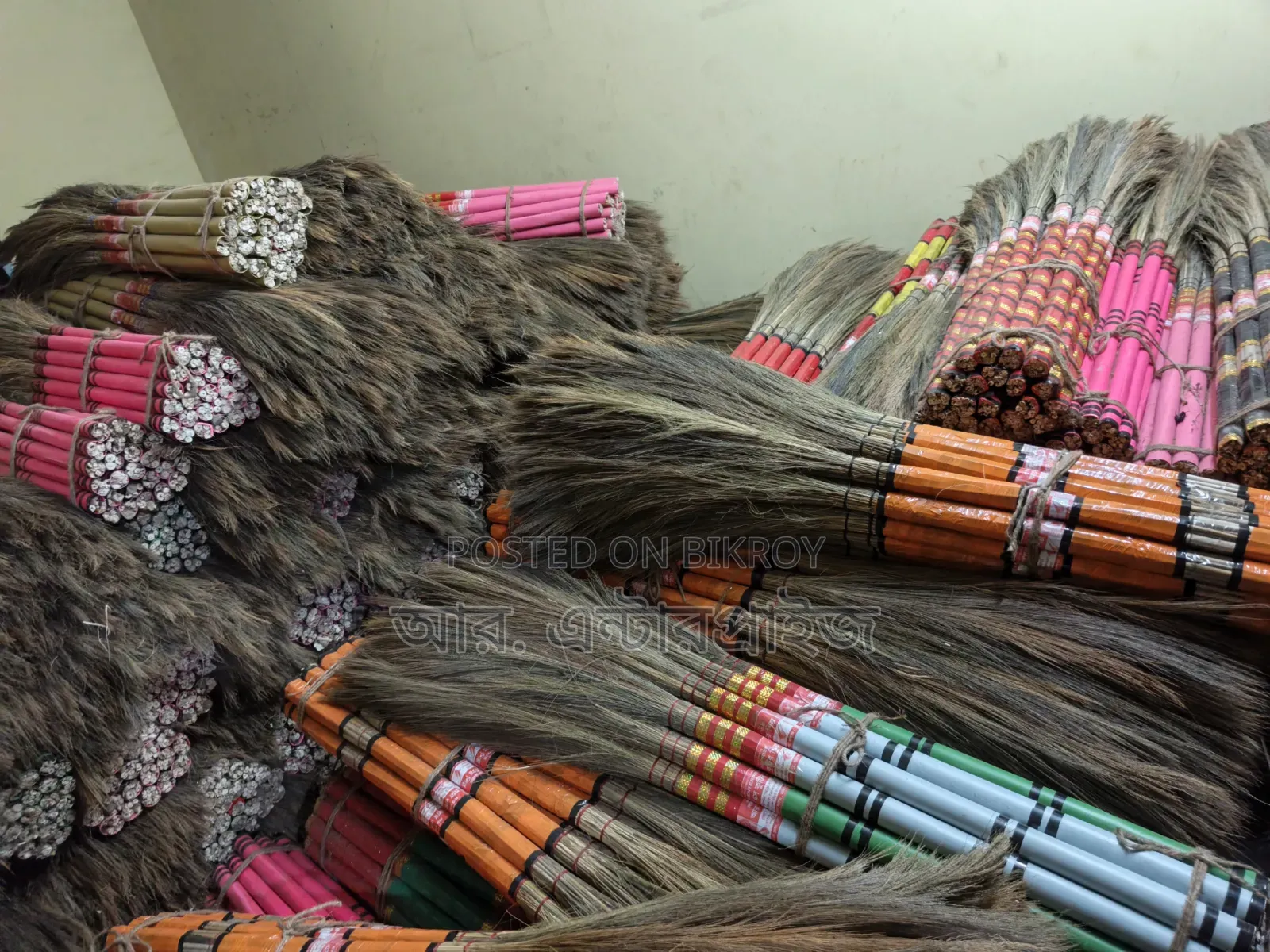 ফুল ঝাড়ু  ও শালার ঝাড়ু।