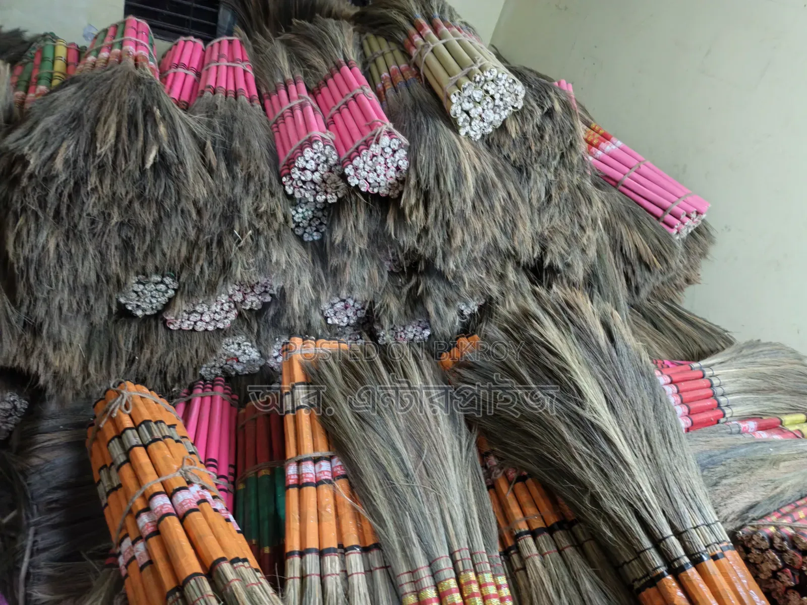 ফুল ঝাড়ু  ও শালার ঝাড়ু।