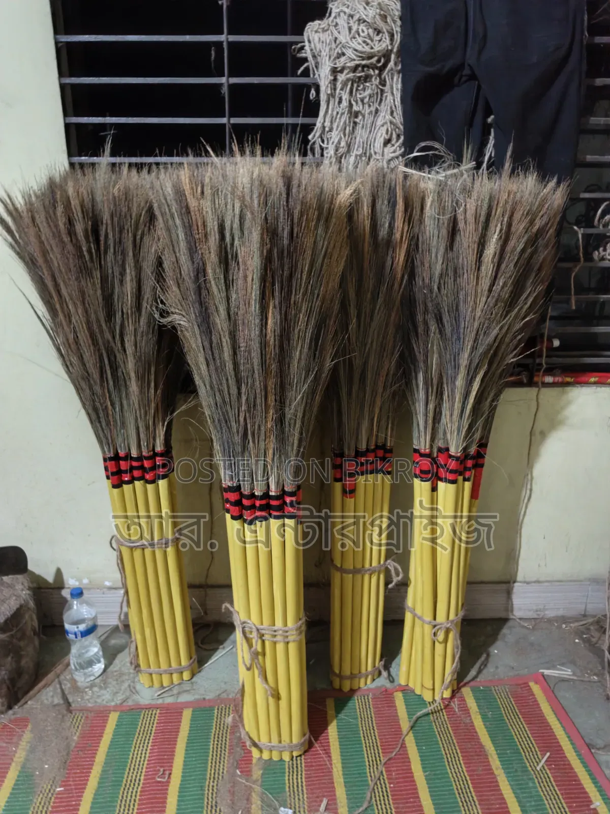 ফুল ঝাড়ু  ও শালার ঝাড়ু।