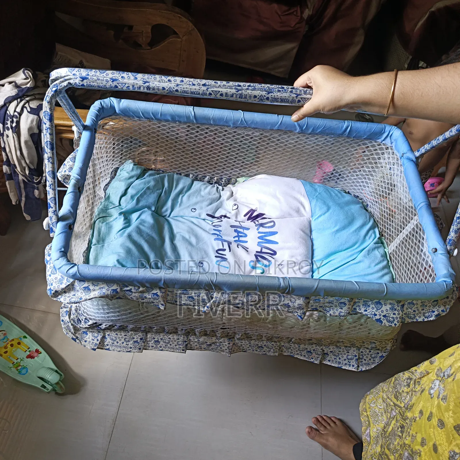 বাচ্চাদের দোলনা