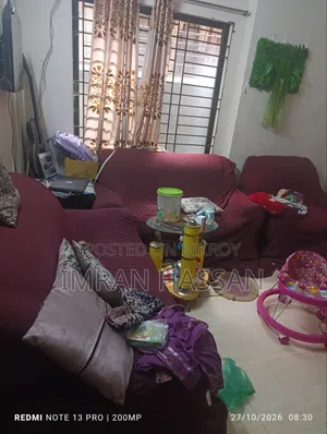 হাতিল এর সোফা।