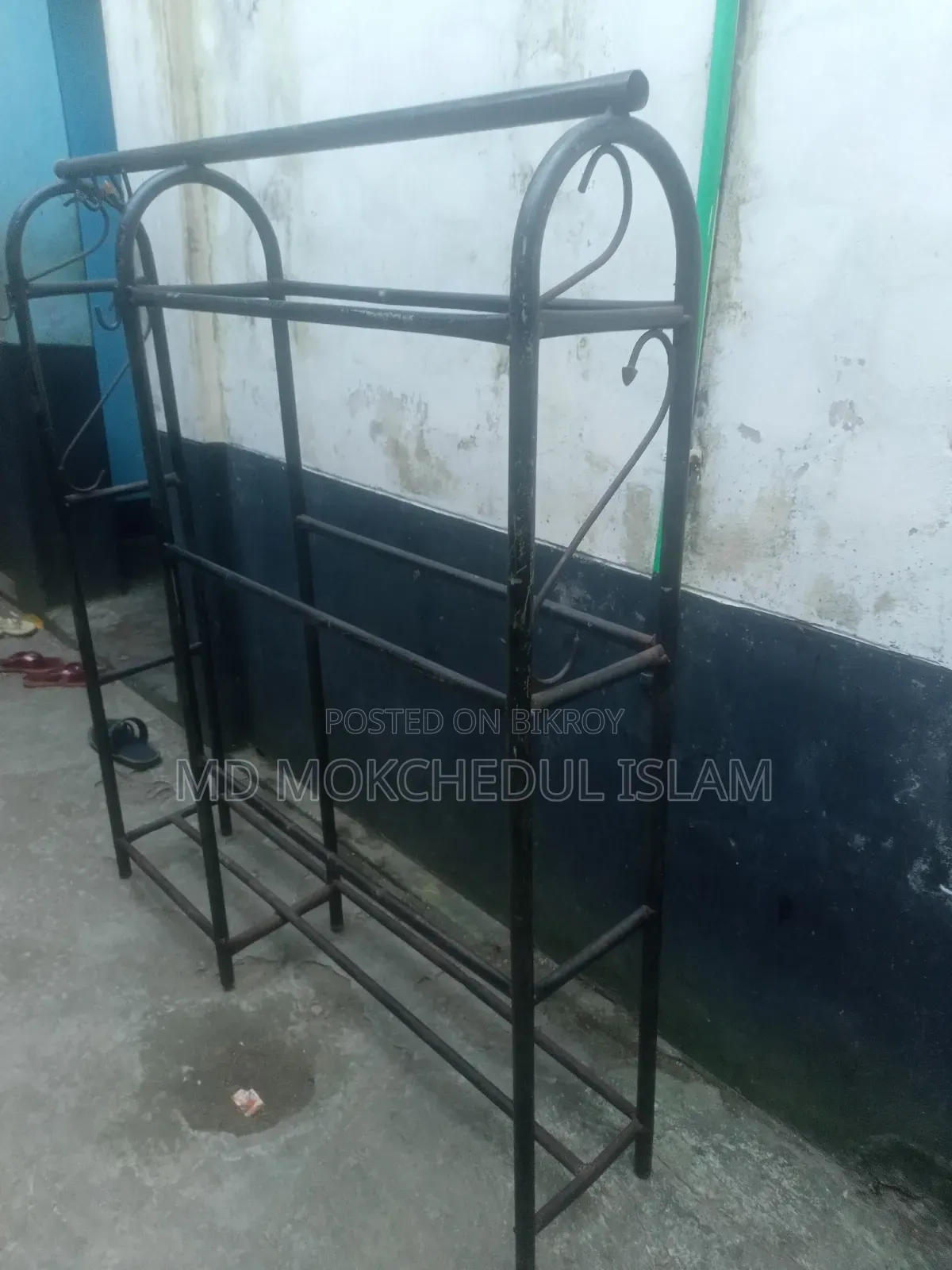 I will sell this clothes rack.