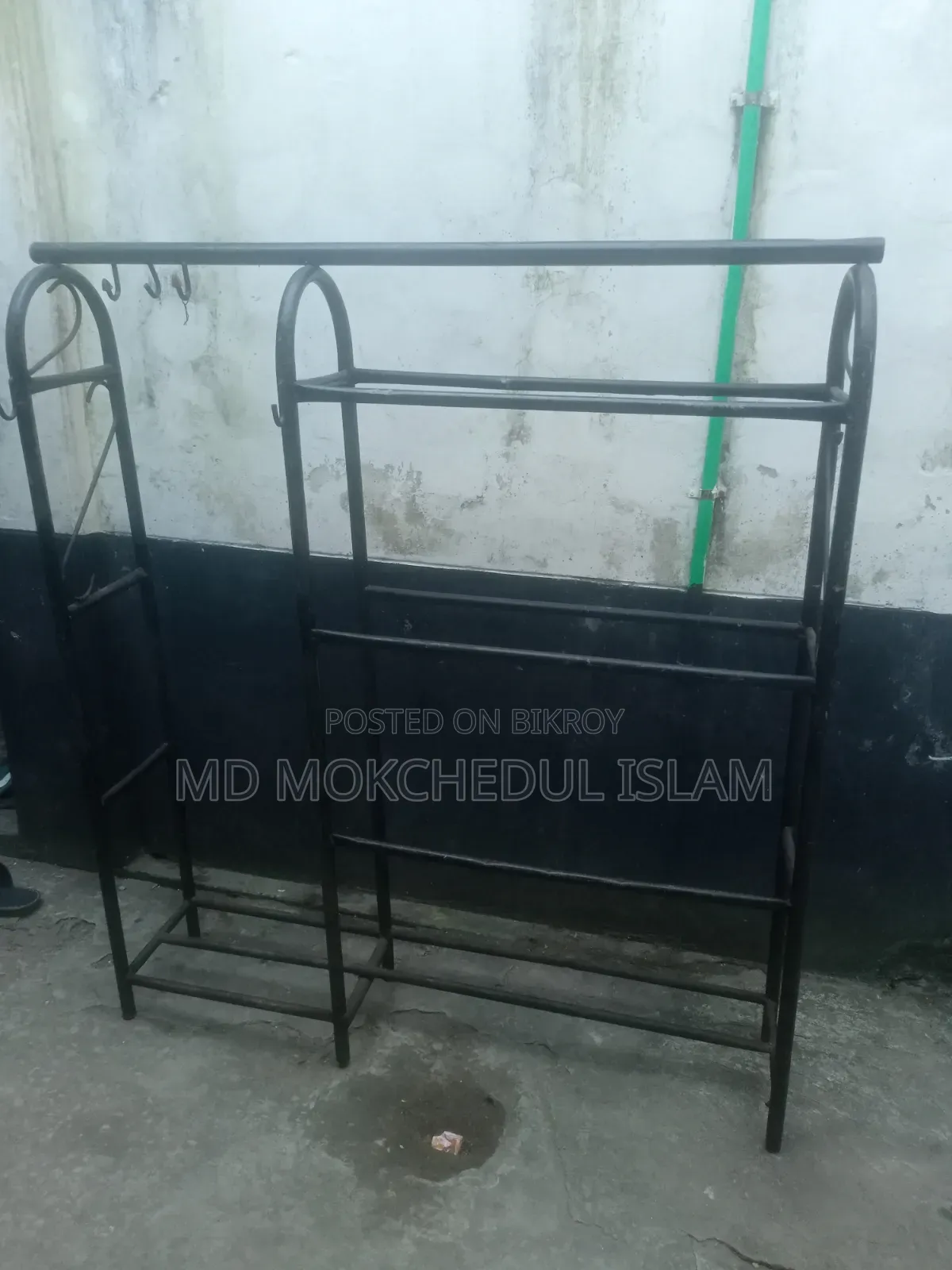 I will sell this clothes rack.