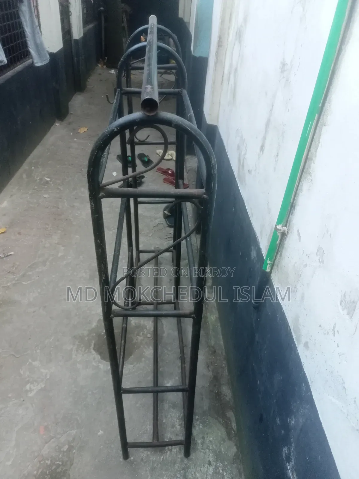 I will sell this clothes rack.
