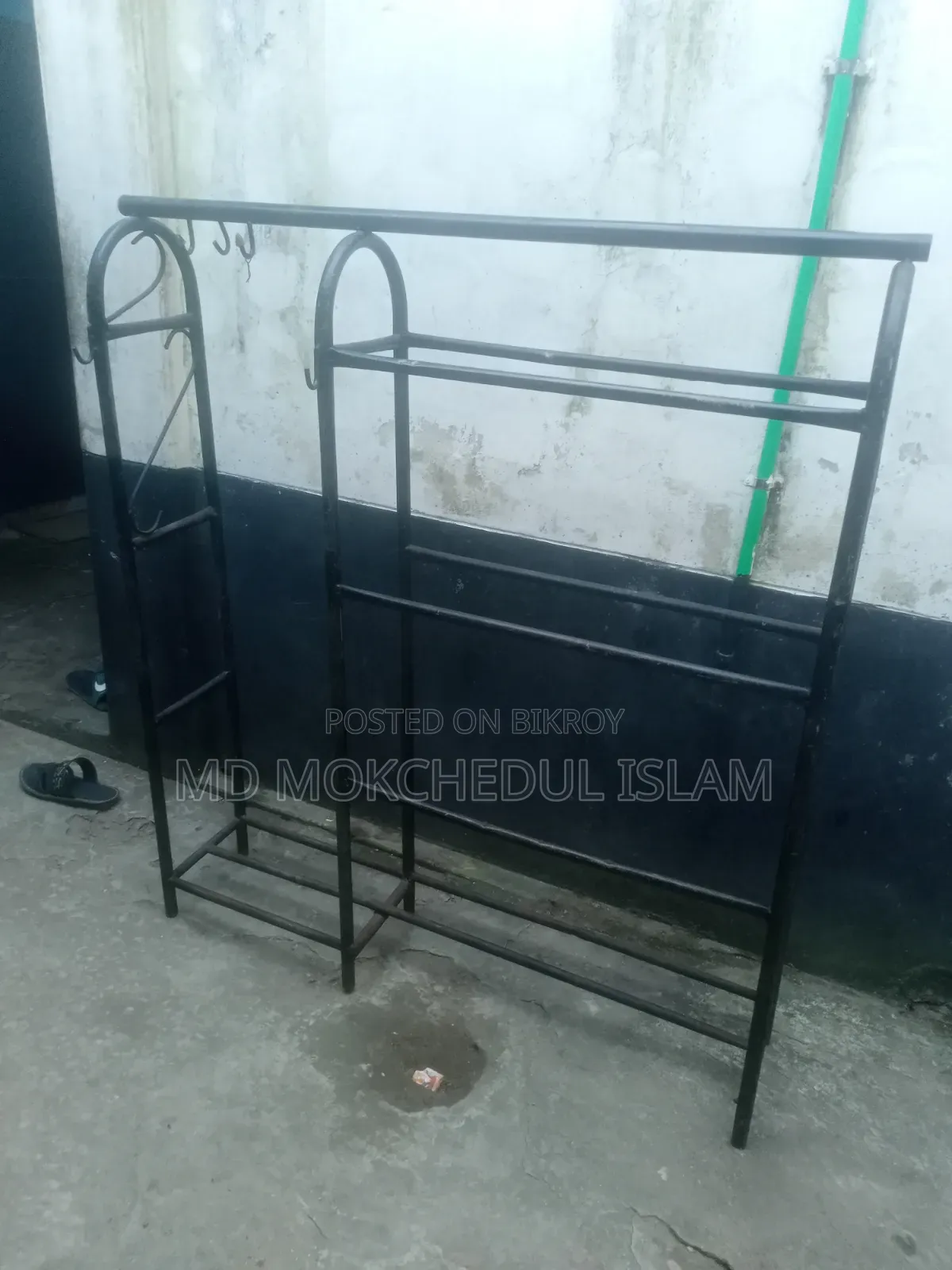 I will sell this clothes rack.