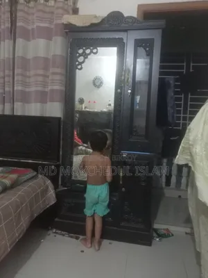 এই ড্রেসিং টেবিল টি বিক্রি করব।