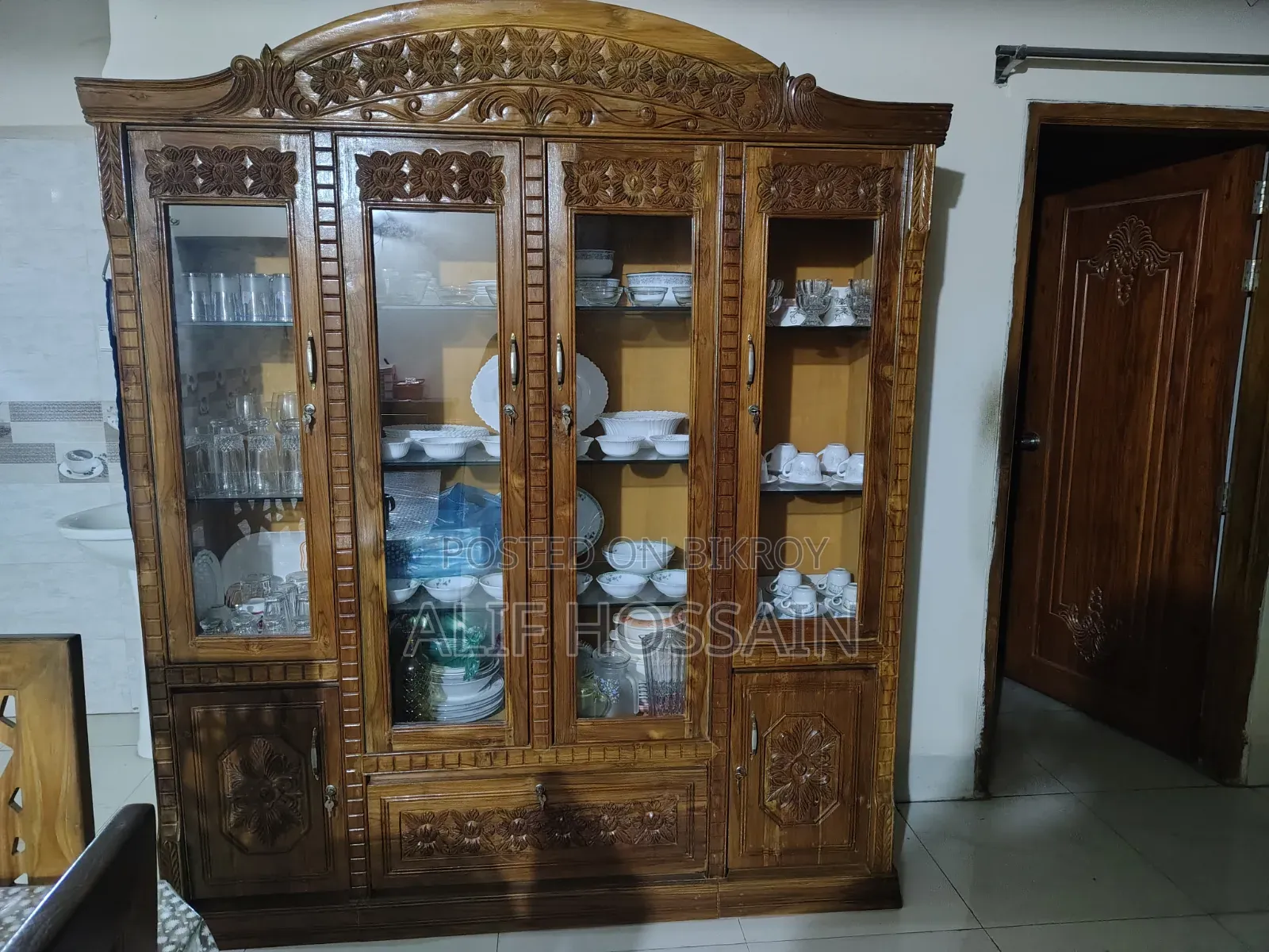 উডেন শোকেস