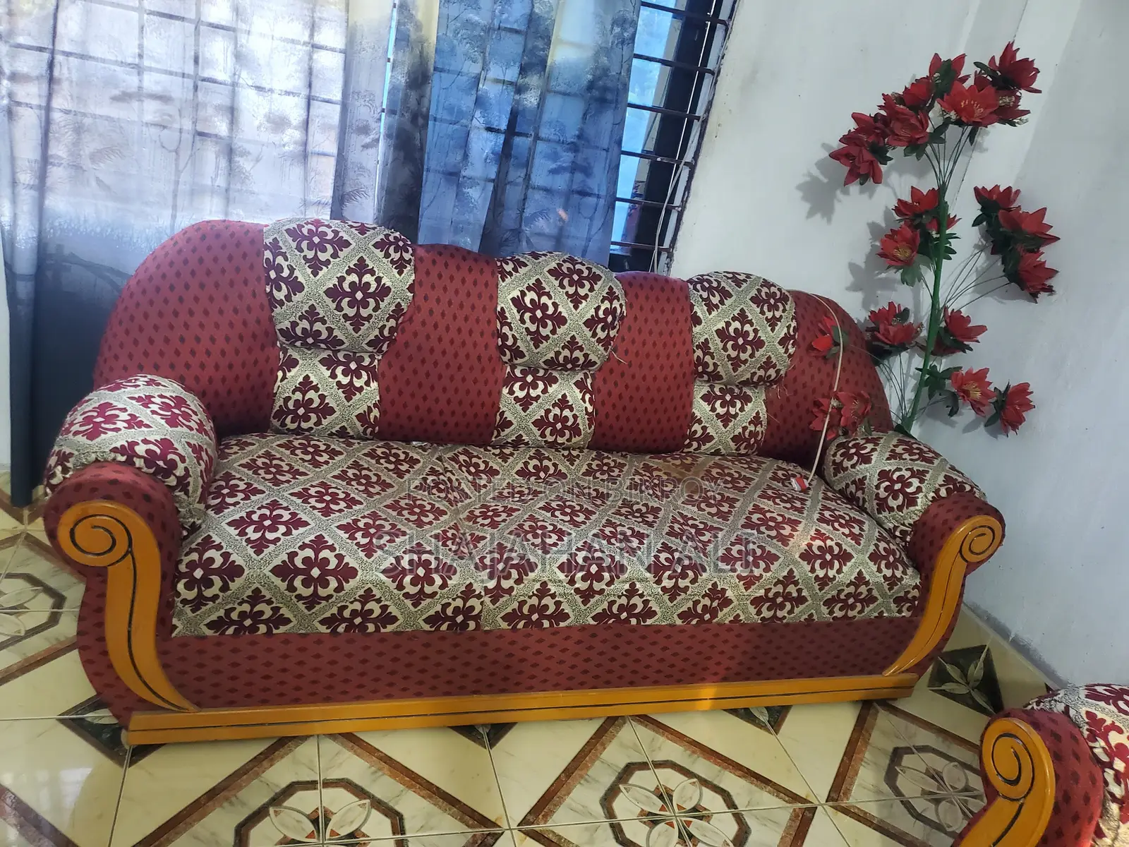 সোপার সেট ৬ সিটের, ব্যবহারিত তবে ফ্রেশ কন্ডিশনের।