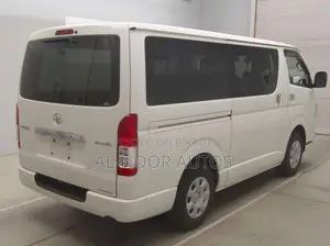 টয়োটা হাইএস ২০২১ সাদা