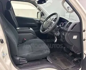 টয়োটা হাইএস ২০২১ সাদা