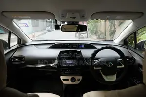টয়োটা প্রিওস ওয়ান ২০১৭ পার্ল