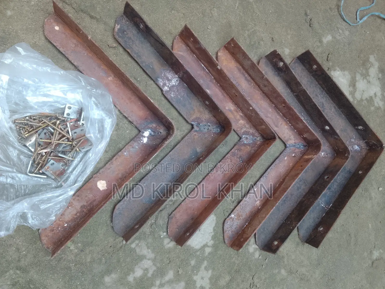 মুদির দোকানে দুইটা রেগ লম্বায় ৮ ফুট উচ্চতায় চার ফুট দুই ইঞ্চি