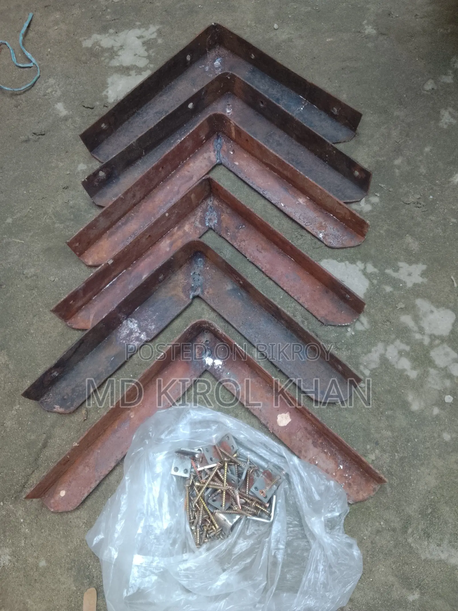 মুদির দোকানে দুইটা রেগ লম্বায় ৮ ফুট উচ্চতায় চার ফুট দুই ইঞ্চি