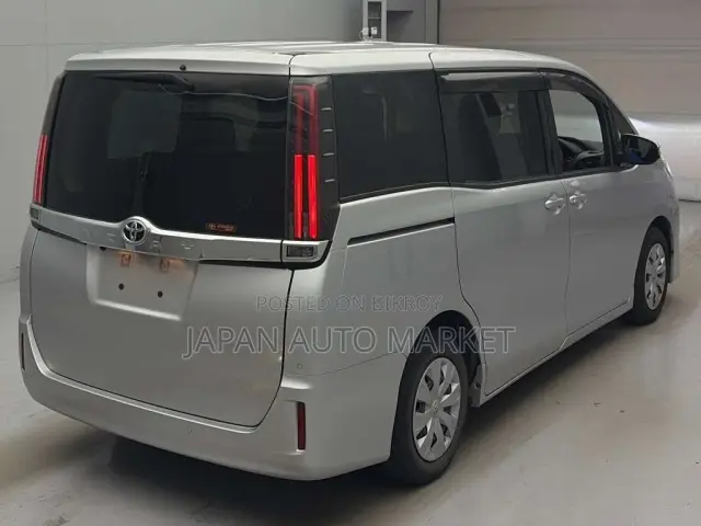 Toyota Noah 2021 Silver