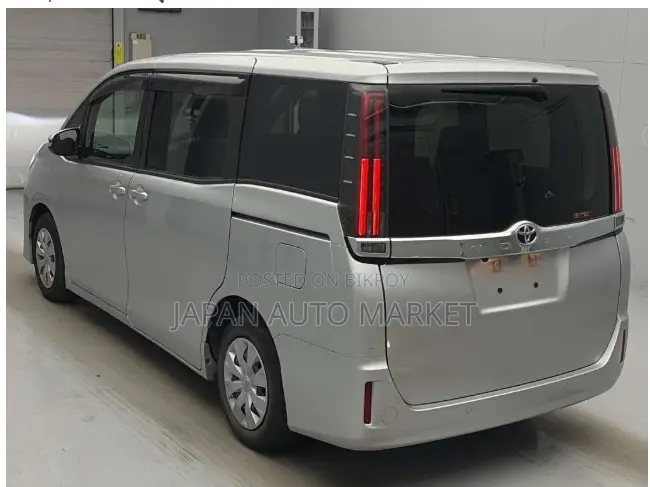 Toyota Noah 2021 Silver