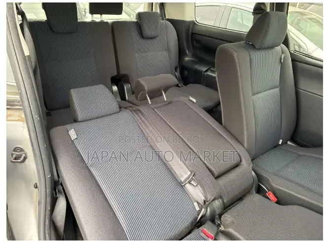 Toyota Noah 2021 Silver